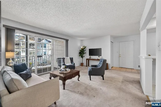 $479,000 | 560 Holly Court, Mahwah, NJ 07430