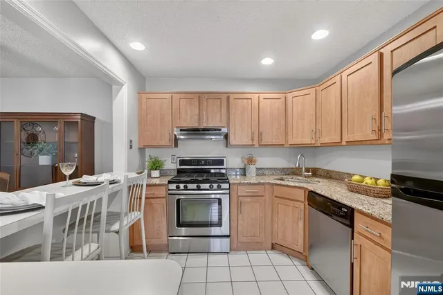 $479,000 | 560 Holly Court, Mahwah, NJ 07430