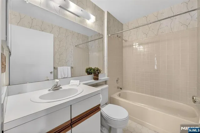 $479,000 | 560 Holly Court, Mahwah, NJ 07430