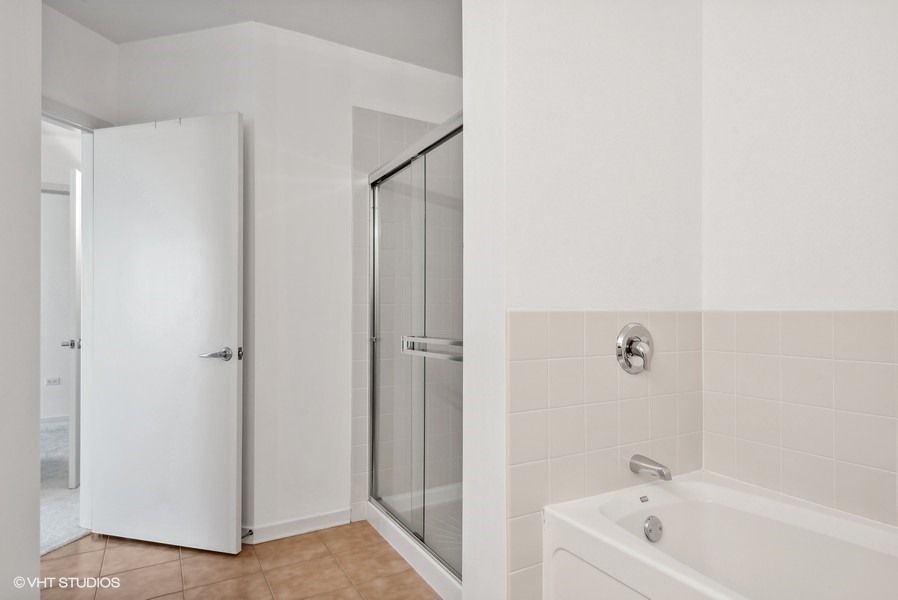 807 Davis Street, Unit 1307 Evanston, IL 60201 - Photo 7 of 22 a bathroom with a tub and shower