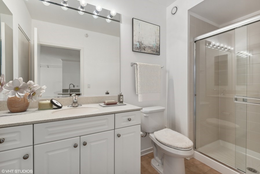 807 Davis Street, Unit 1307 Evanston, IL 60201 - Photo 9 of 22 a bathroom with a toilet a sink and shower