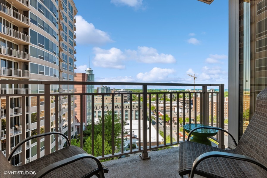 807 Davis Street, Unit 1307 Evanston, IL 60201 - Photo 10 of 22 a view of a balcony with a potted plant and outdoor space