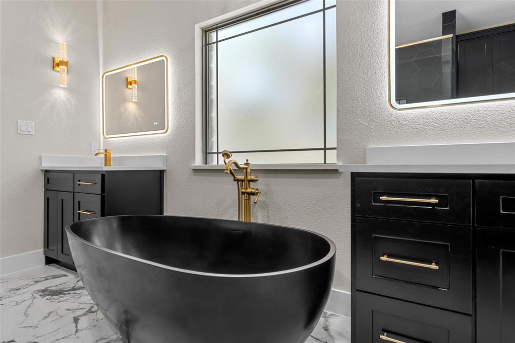 317 North Big Red Way China Spring, TX 76633 - Photo 20 of 40 a bathroom with a bathtub and a sink