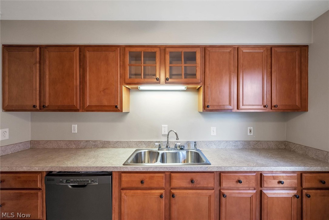 3568 Warren Road Cleveland, OH 44111 - Photo 15 of 33 Maple Cabinets in Kitchens