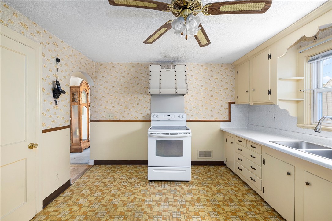 63 Edgemere Road Pawtucket, RI 02861 - Photo 5 of 33 Gallery Image 5