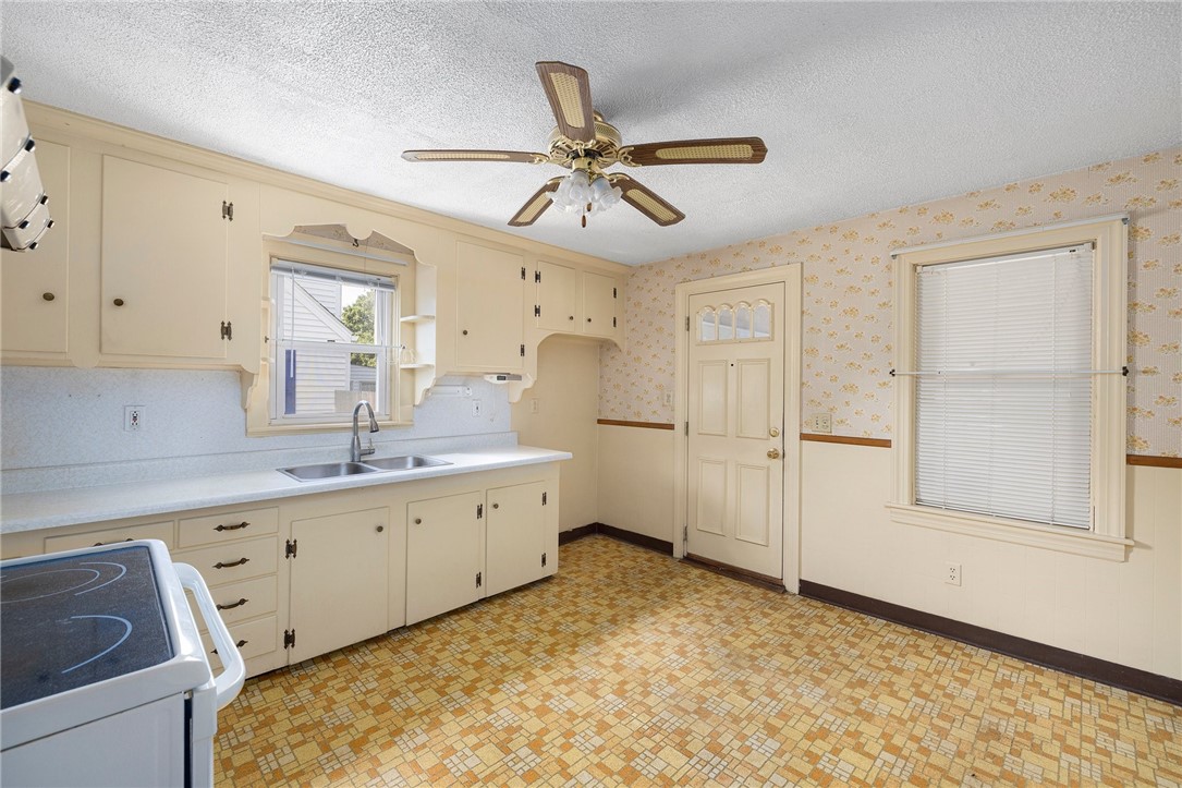 63 Edgemere Road Pawtucket, RI 02861 - Photo 7 of 33 Gallery Image 7
