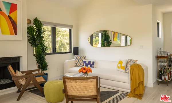 $10,000 | 2225 4th Street, Unit A, Santa Monica, CA 90405