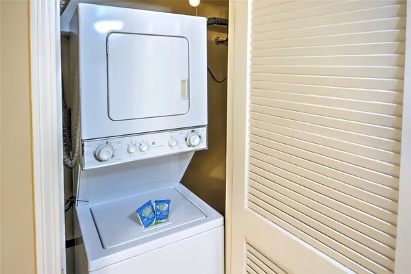 $8,000 | 405 Thames Street, Unit 2B1, Newport, RI 02840