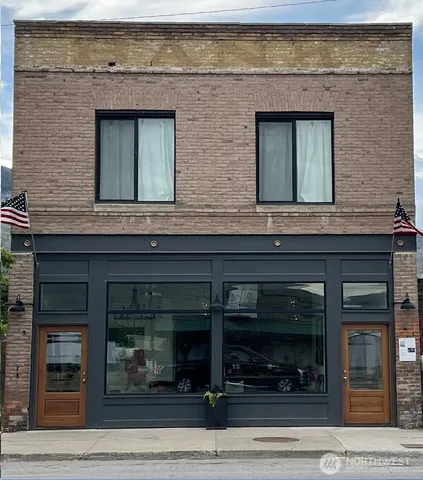 a view of the entrance of the building