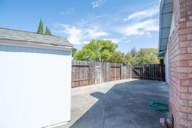 a view of back yard of the house