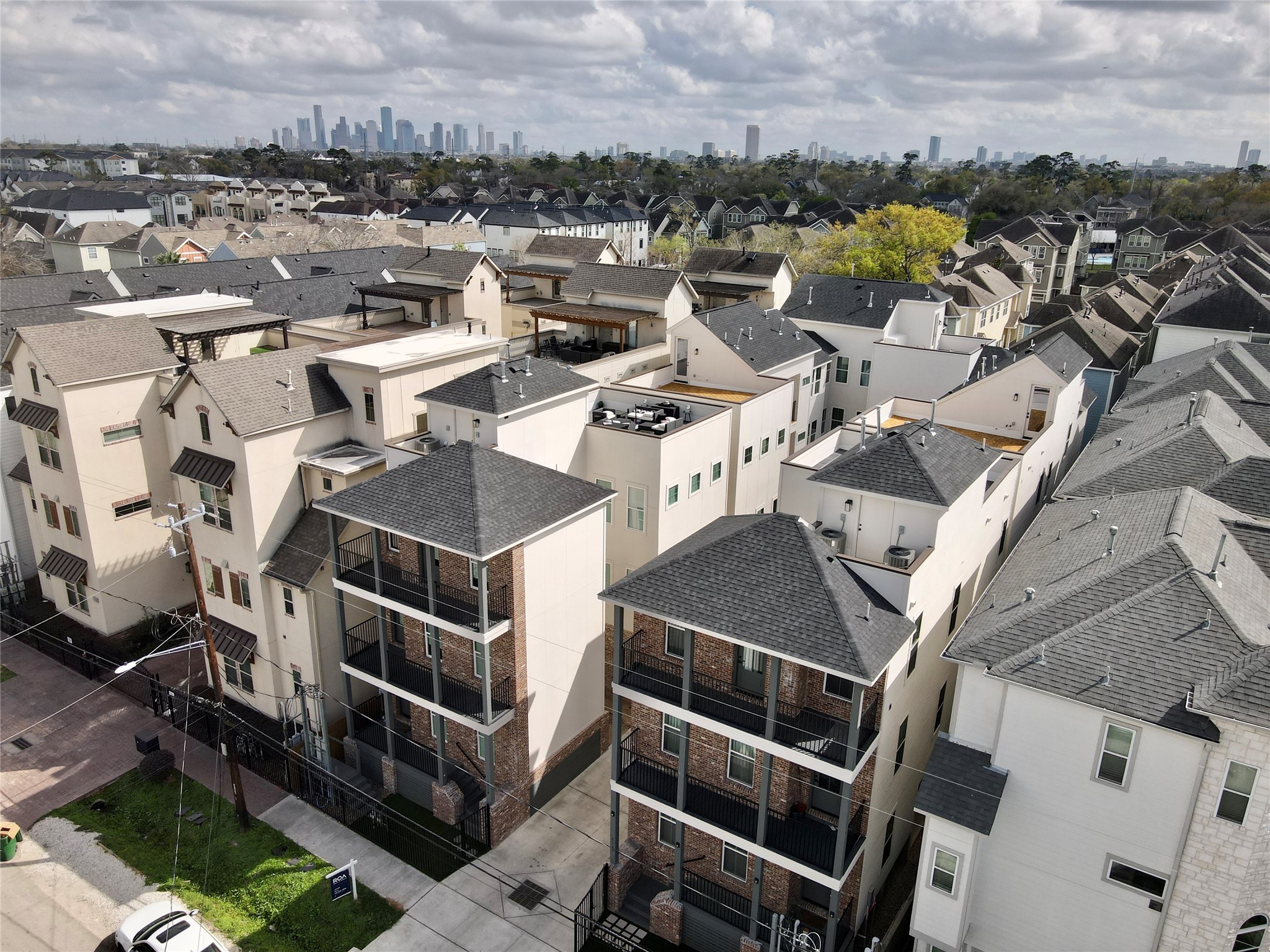 1140 West 16th Street Houston, TX 77008 - Photo 4 of 23 an aerial view of a residential apartment building with parking space
