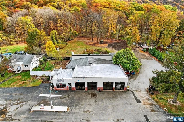 a view of a car park in front of house