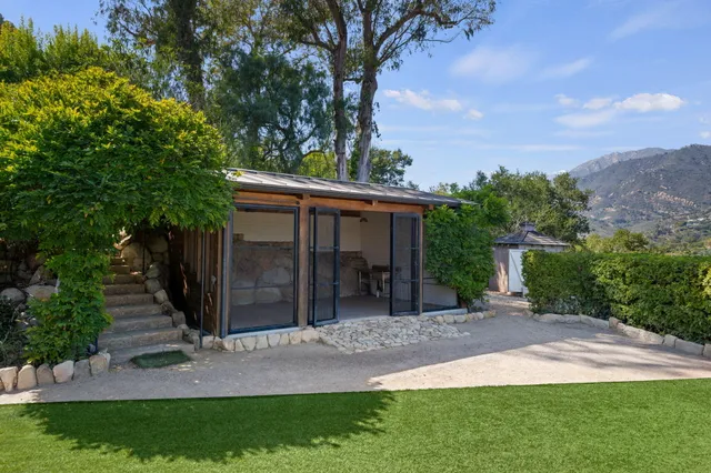 a view of a back yard of the house