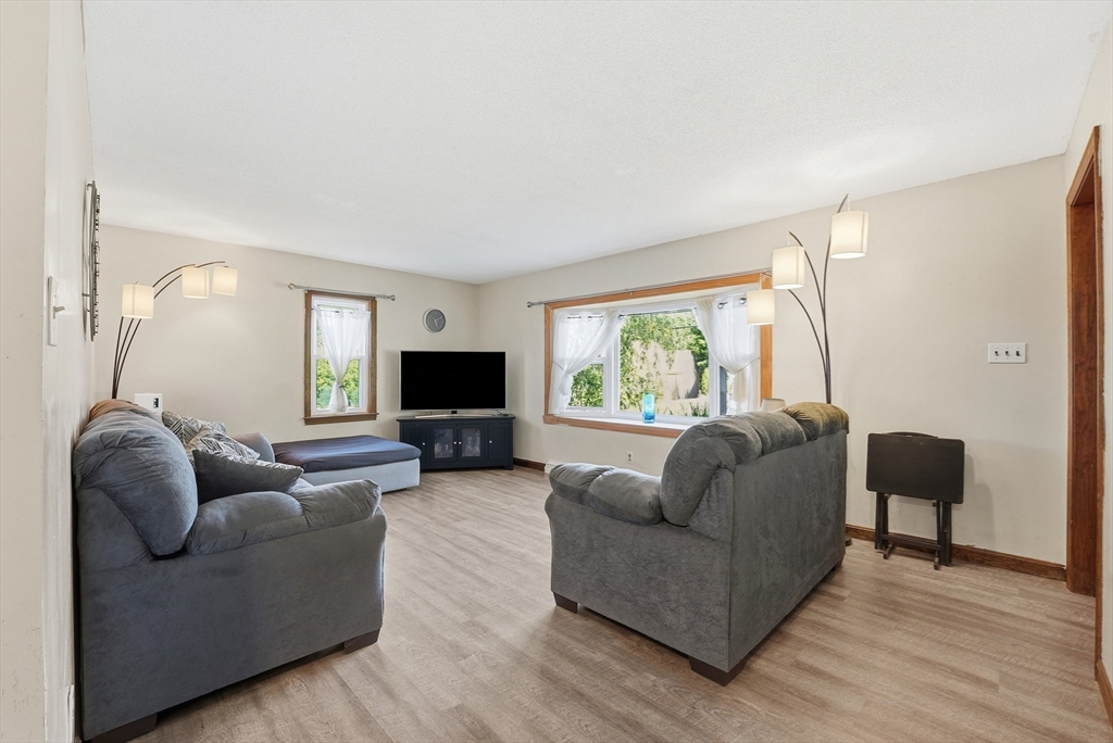 272 Prospect Avenue West Springfield, MA 01089 - Photo 7 of 39
