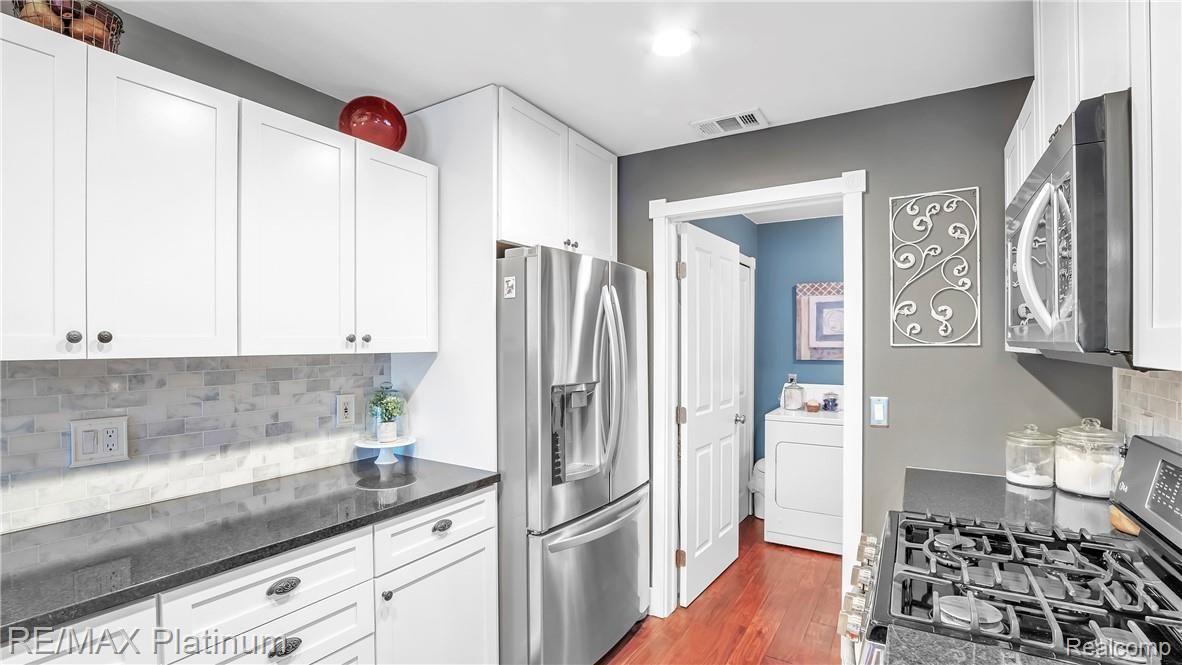 4097 Hampton Ridge Boulevard Howell, MI 48843 - Photo 12 of 30 4097-HAMPTON-RIDGE-HOWELL-Mi-windowstill-13.jpg