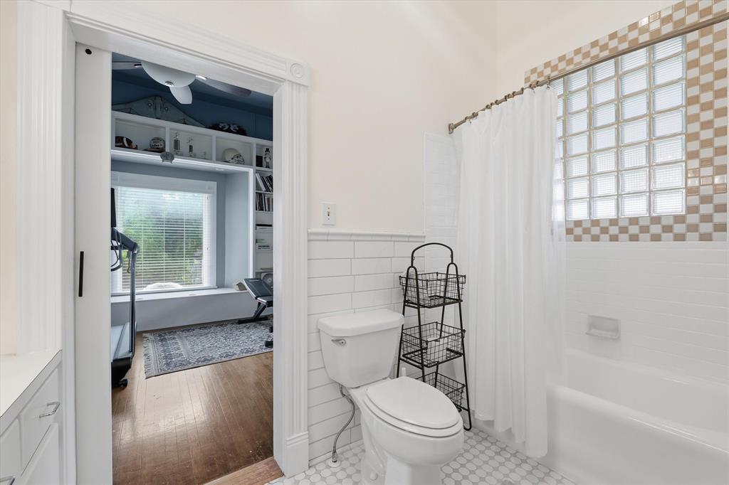 415 South Rice Street Hamilton, TX 76531 - Photo 9 of 28 Jack-and-Jill bathroom