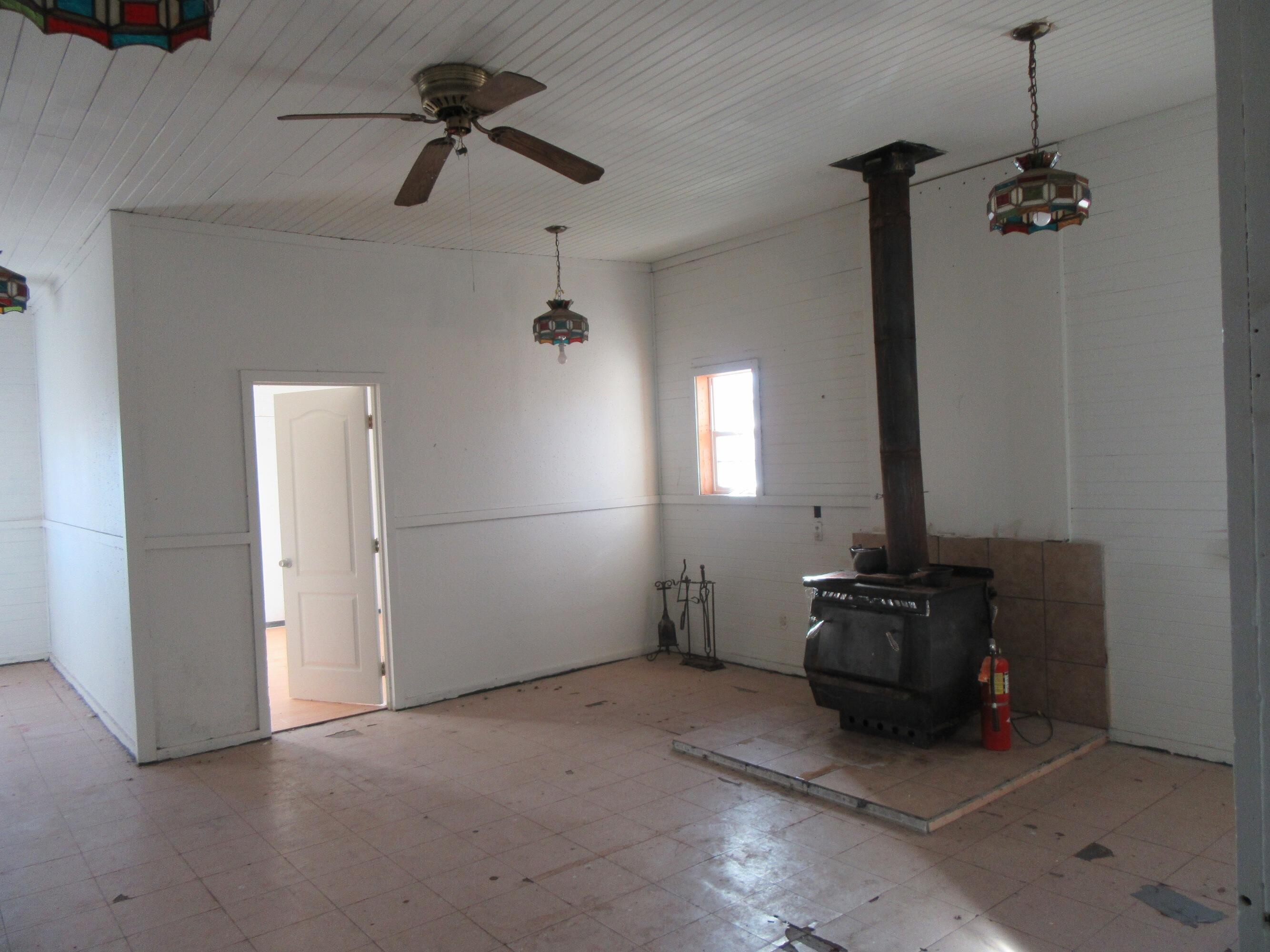 9805 East Langell Valley Road Bonanza, OR 97623 - Photo 2 of 4 Large Main Front livingroom1