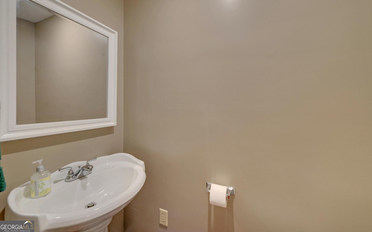 46 Cedar Ridge Drive Toccoa, GA 30577 - Photo 21 of 48 a bathroom with a sink and a mirror