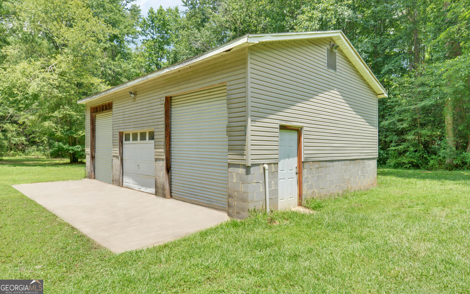 46 Cedar Ridge Drive Toccoa, GA 30577 - Photo 44 of 48 a backyard of a house with plants and garden