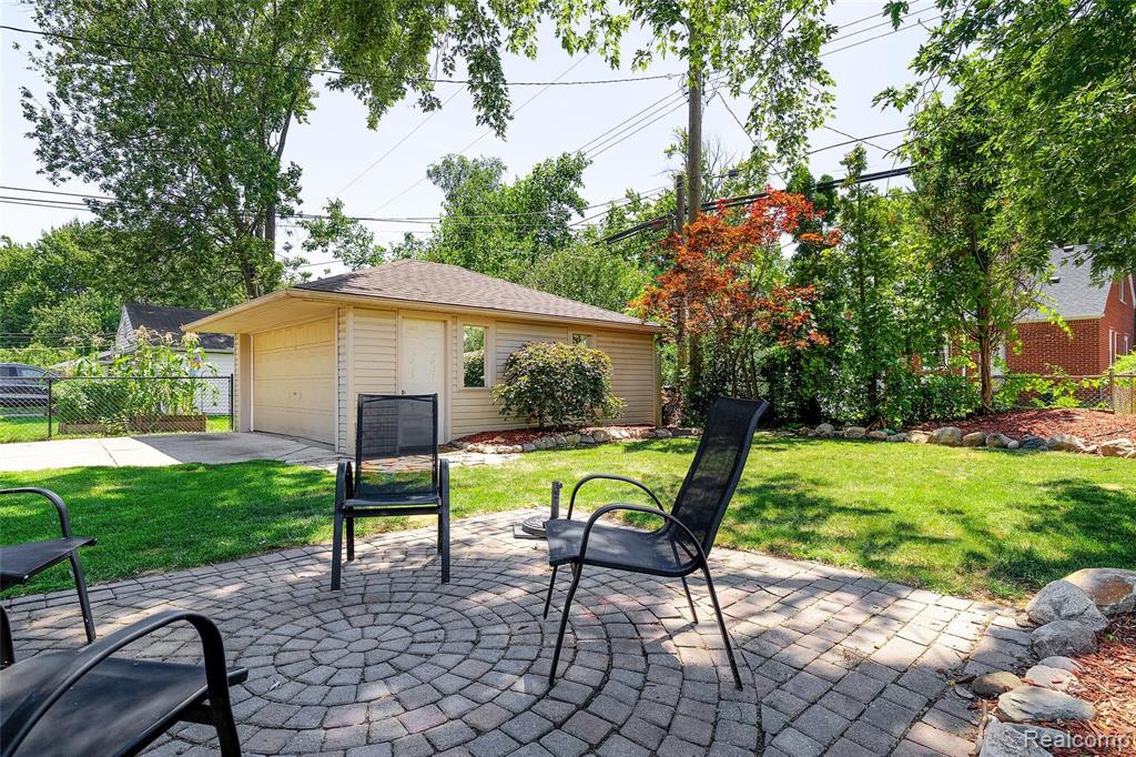 1827 Newcastle Road Grosse Pointe Woods, MI 48236 - Photo 32 of 32