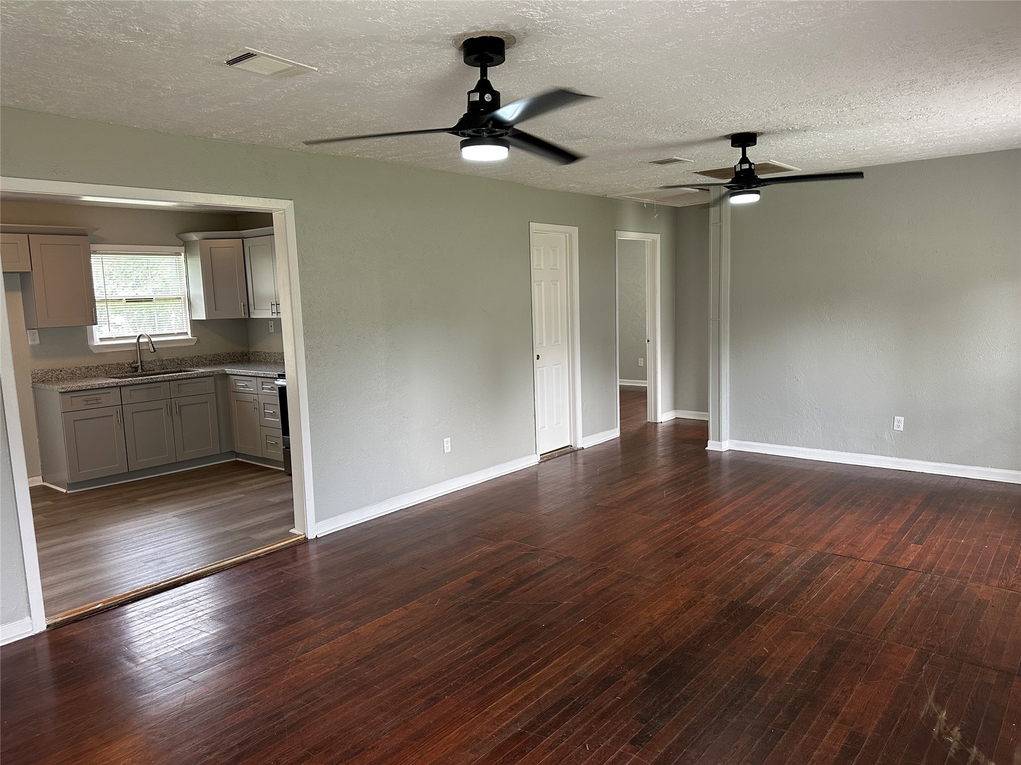 5345 Higgins Street Houston, TX 77033 - Photo 2 of 13