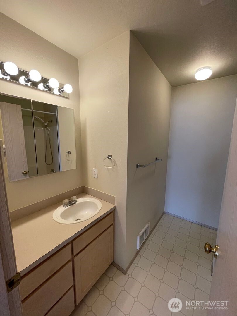 3208 Rockefeller Avenue, Unit B/D Everett, WA 98201 - Photo 7 of 10 Gallery Image 7