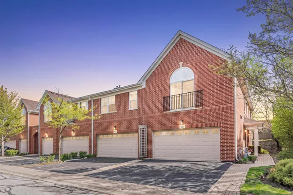 $394,000 | 947 Kensington Drive, Unit 7E3, Northbrook, IL 60062