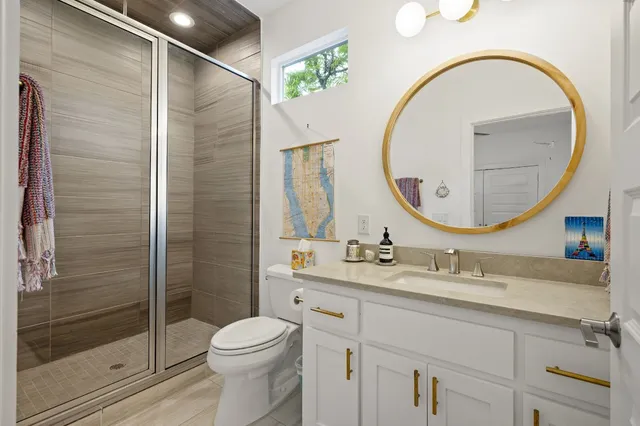 a view of entryway with washer and dryer