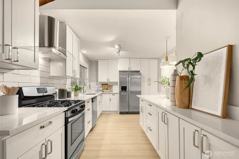 $1,279,998 | 7010 Northeast 153rd Place, Kenmore, WA 98028