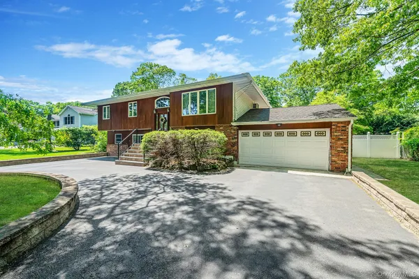$929,000 | 118 Ledgewood Drive, Smithtown, NY 11787