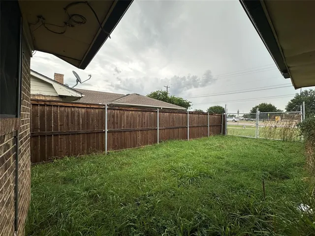 a view of a backyard