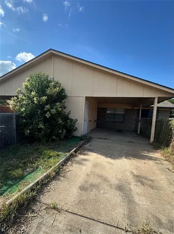 a view of a house with backyard and plants