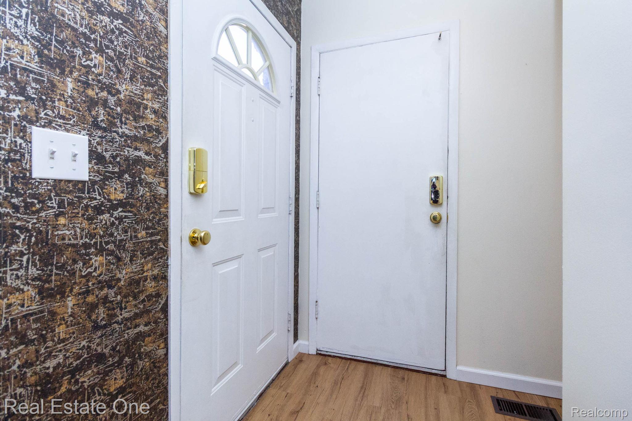 111 Manor Way Rochester, MI 48309 - Photo 5 of 36 interior (1).jpg