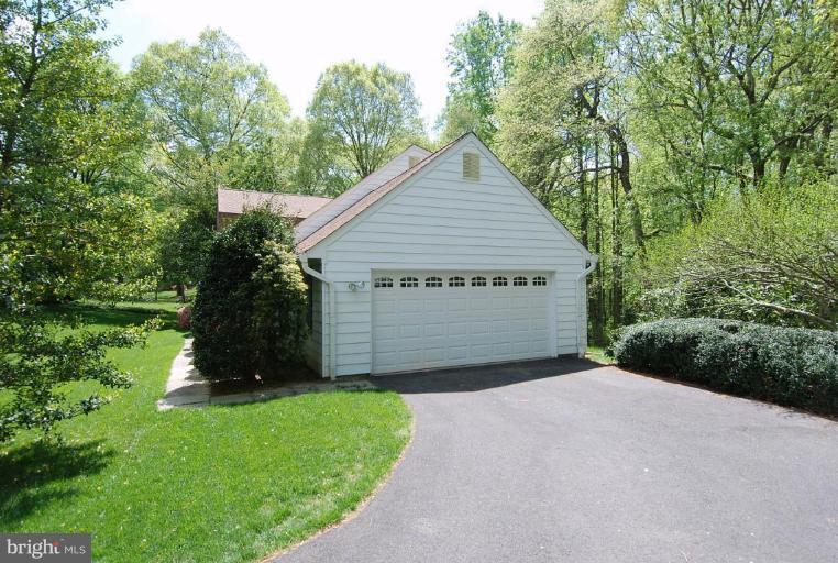 11731 Quay Road Oakton, VA 22124 - Photo 2 of 29 Garage 1