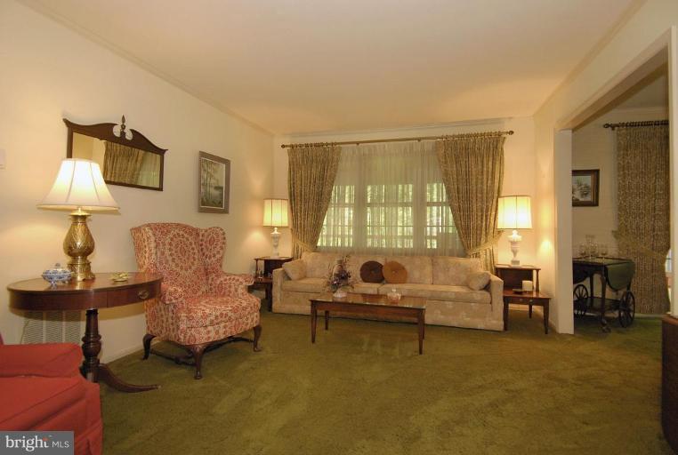 11731 Quay Road Oakton, VA 22124 - Photo 13 of 29 Living Room