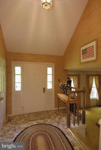 11731 Quay Road Oakton, VA 22124 - Photo 5 of 29 Entrance / Foyer