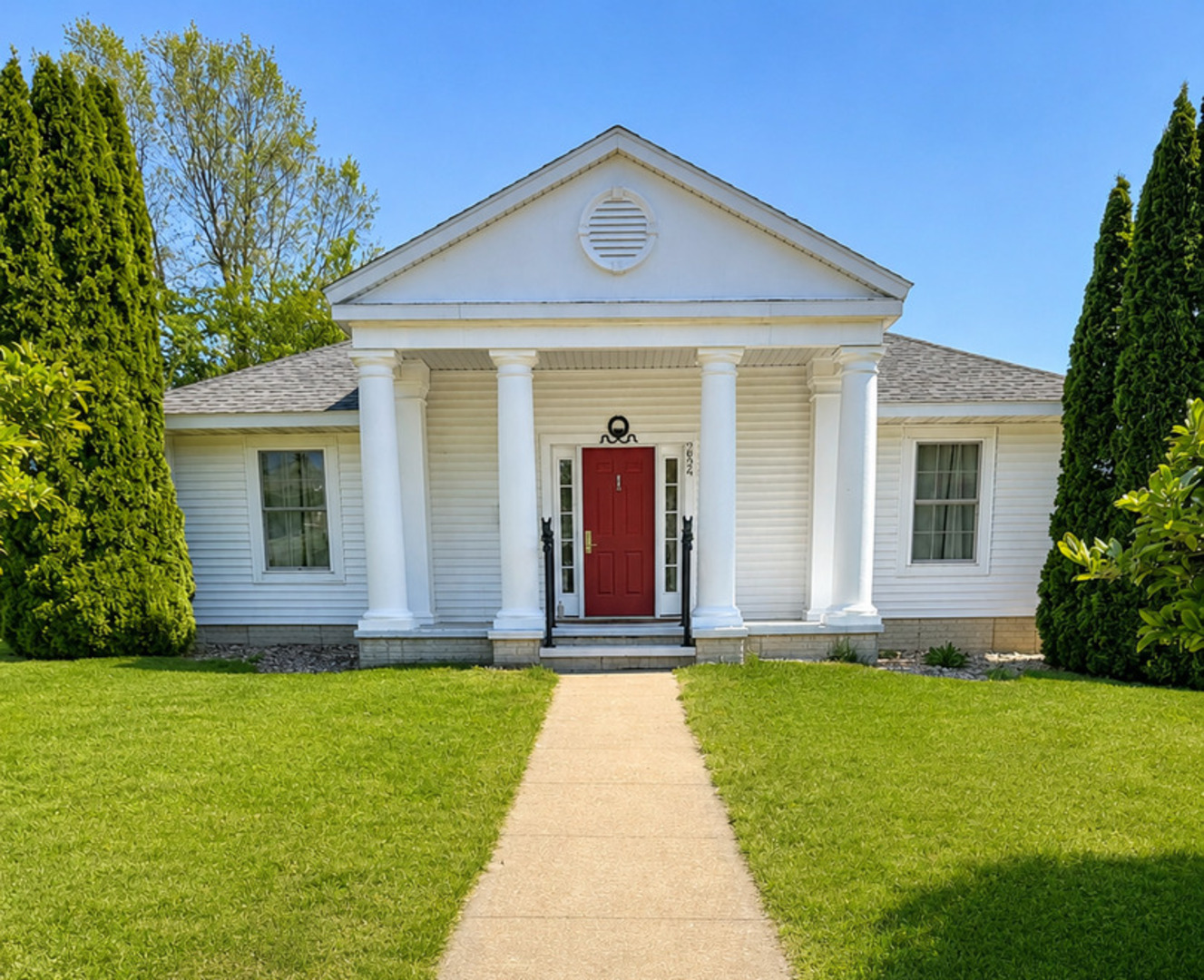 354 19th Place Clinton, IA 52732 - Photo 1 of 16 a front view of a house with a yard