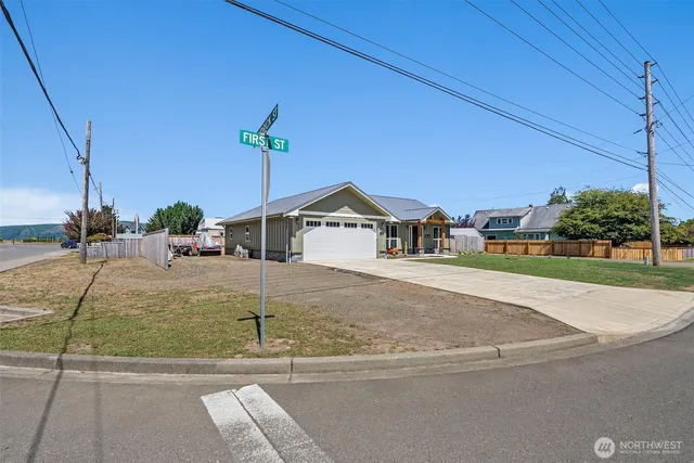 a view of a house with a yard