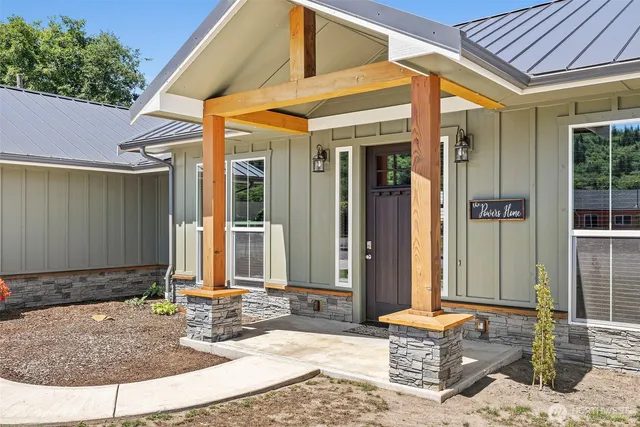 a view of a house with backyard