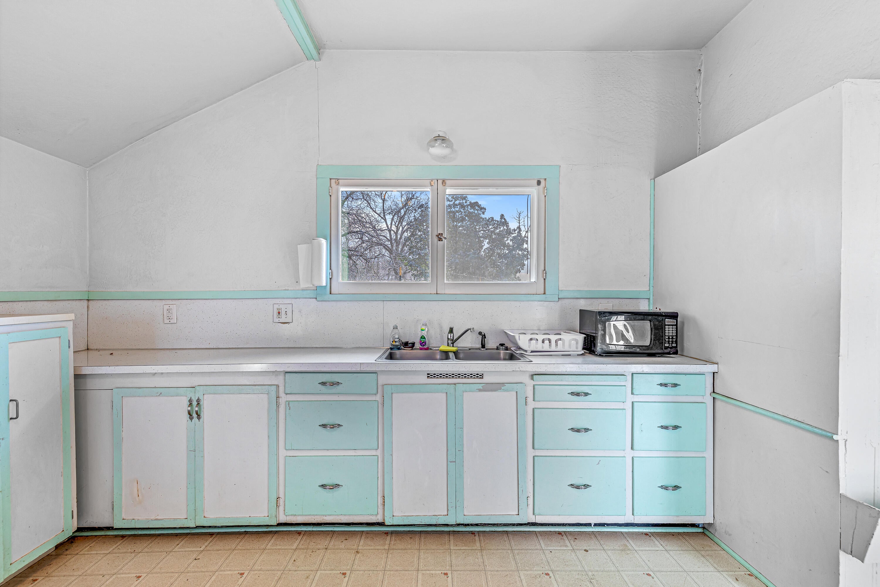 5828 Old Stage Road Central Point, OR 97502 - Photo 11 of 24 9R9A7901