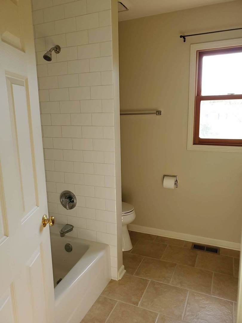 950 Ripple Brook Lane Elgin, IL 60120 - Photo 28 of 38 a bathroom with a bathtub