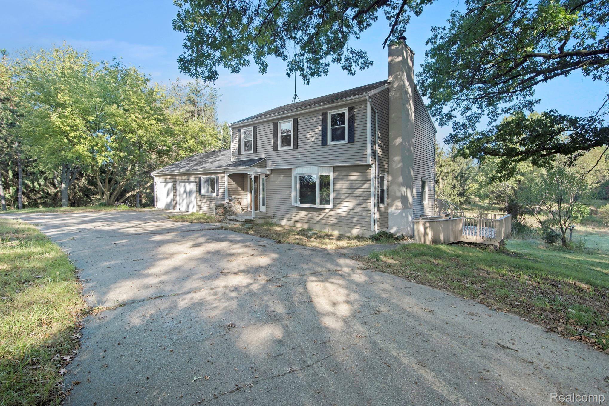 8500 Crofoot Road Fowlerville, MI 48836 - Photo 2 of 33 Circular driveway