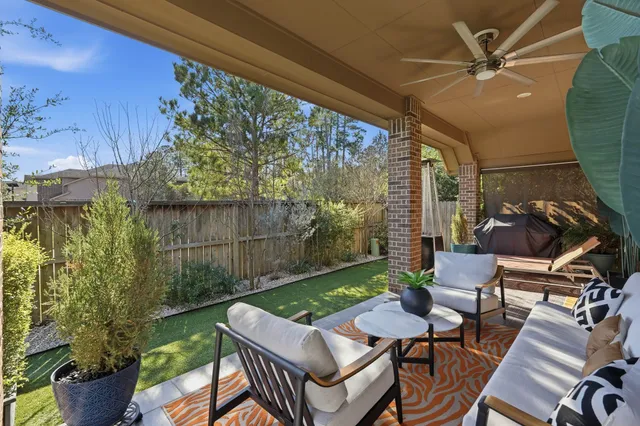 $530,000 | 127 Deerchase Drive, Conroe, TX 77384