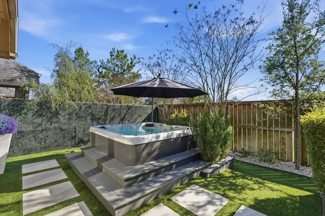 $530,000 | 127 Deerchase Drive, Conroe, TX 77384