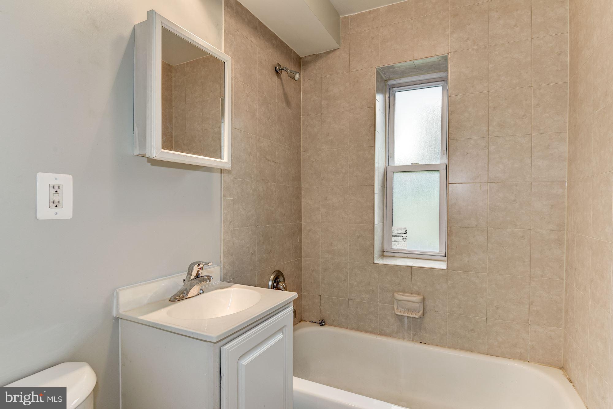 4210 Benning Road Northeast, Unit 4 Washington, DC 20019 - Photo 9 of 11 Bath
