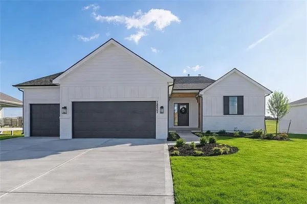 $584,463 | 19317 South Skyview Lane, Spring Hill, KS 66083