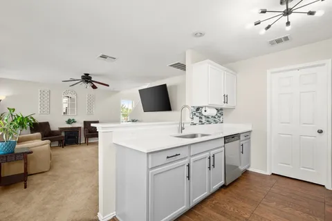 a view of a backyard