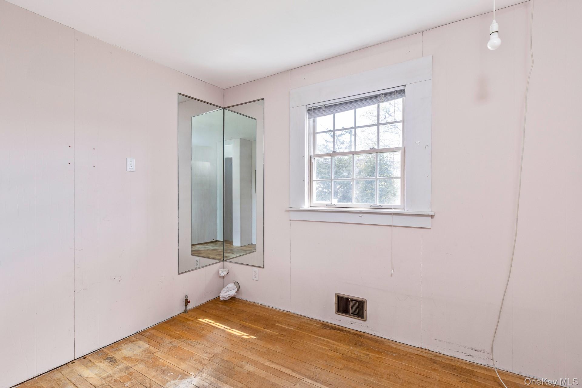 10 Fortune Court Commack, NY 11725 - Photo 22 of 34 3rd bedroom with closet.