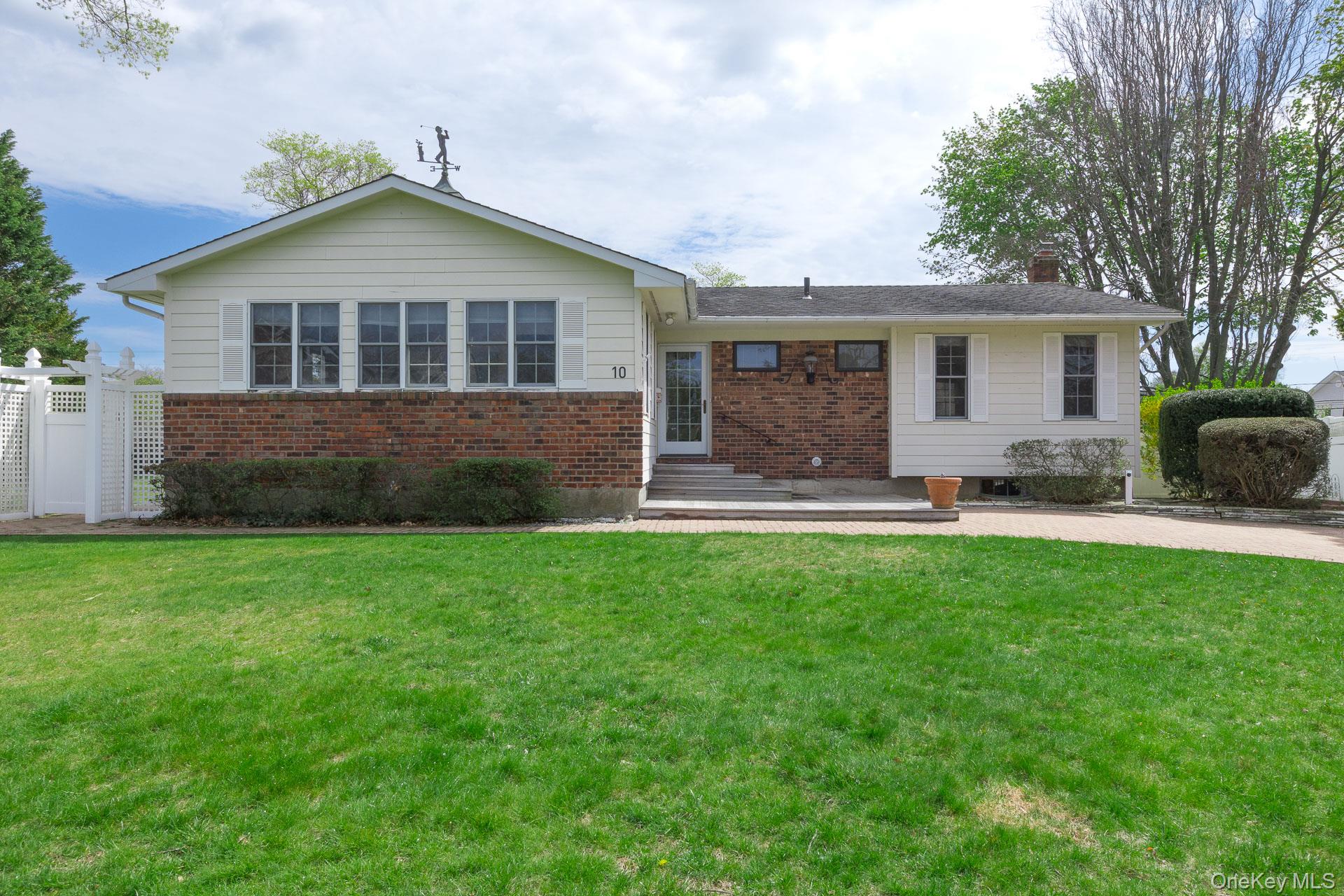 10 Fortune Court Commack, NY 11725 - Photo 4 of 34 Located on a quiet court.