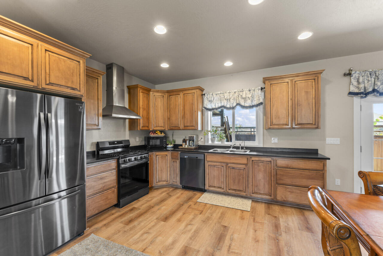 412 Barnum Drive Phoenix, OR 97535 - Photo 8 of 34 Kitchen